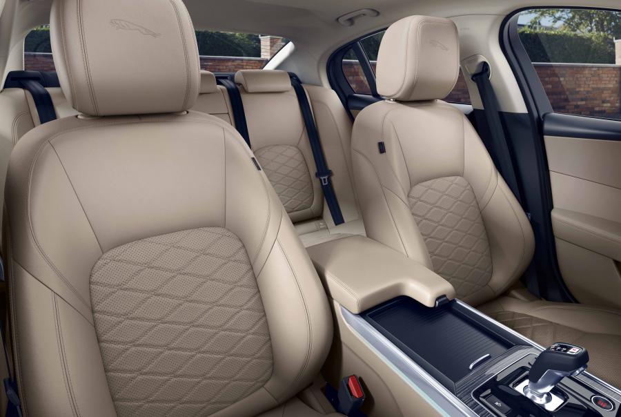 Интерьер Jaguar XE D180 HSE 2019 года  (WW) (фото 2 из 28)